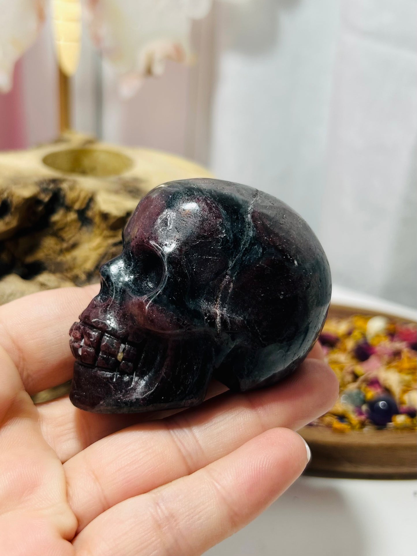 Garnet skull