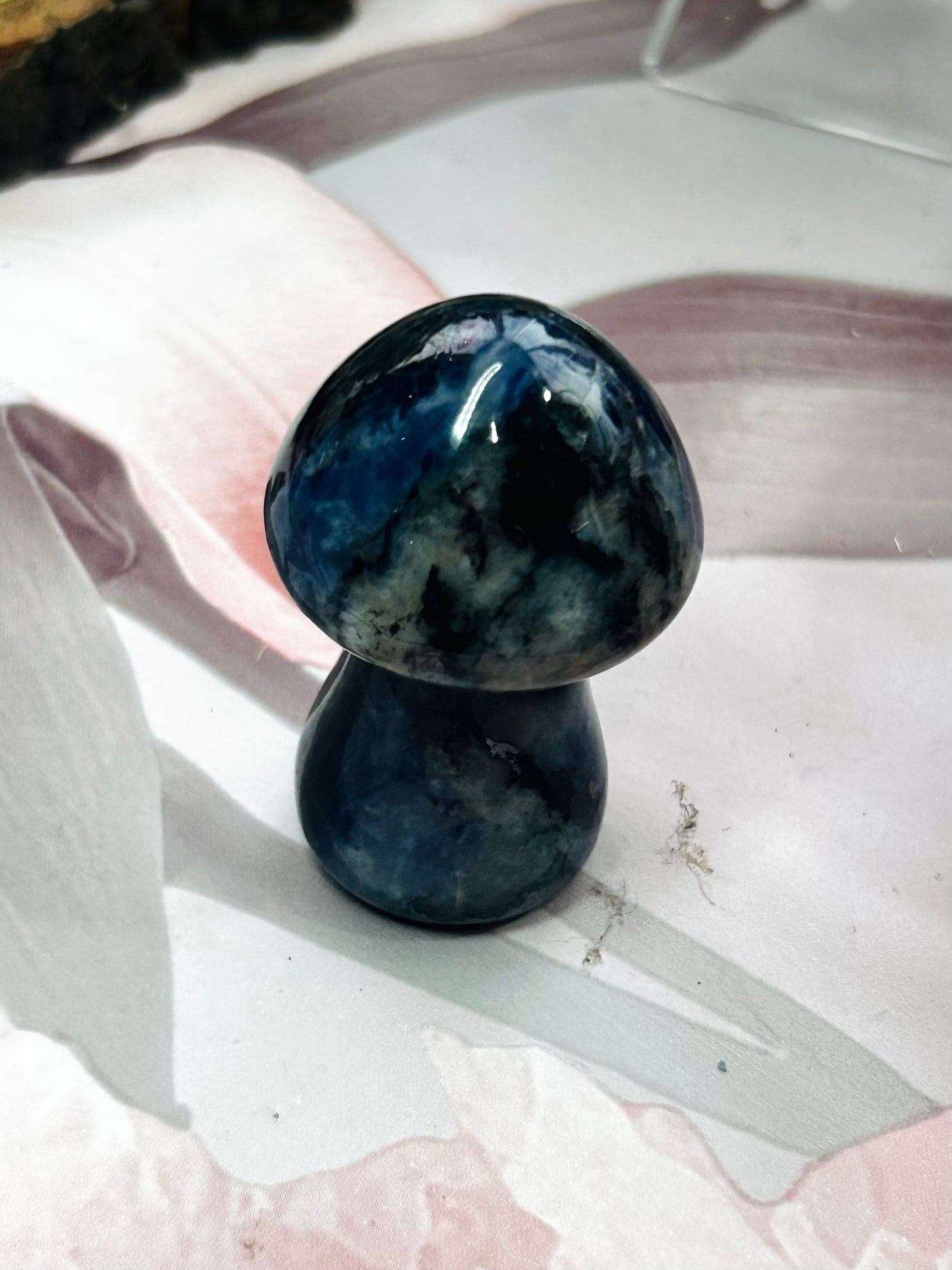 Sodalite mushroom with uv